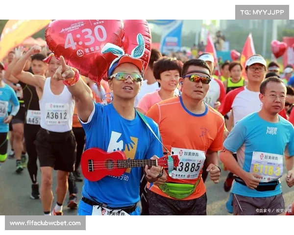 中国西极乌恰县半程马拉松鸣枪开赛 3000人同场竞技挑战极限
